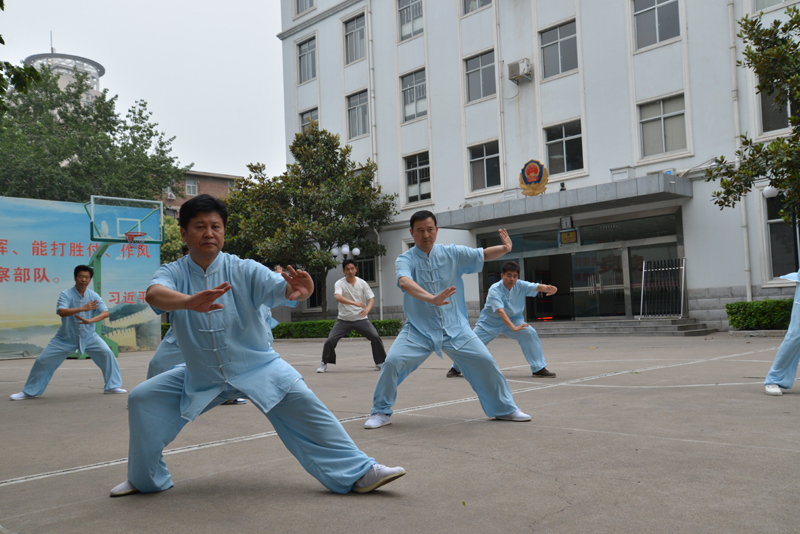 聘請陳式太極拳知名教練教學(xué)，開展太極拳興趣小組活動。