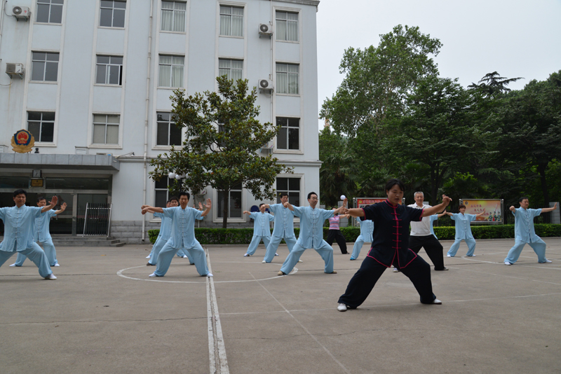 聘請陳式太極拳知名教練教學(xué)，開展太極拳興趣小組活動。